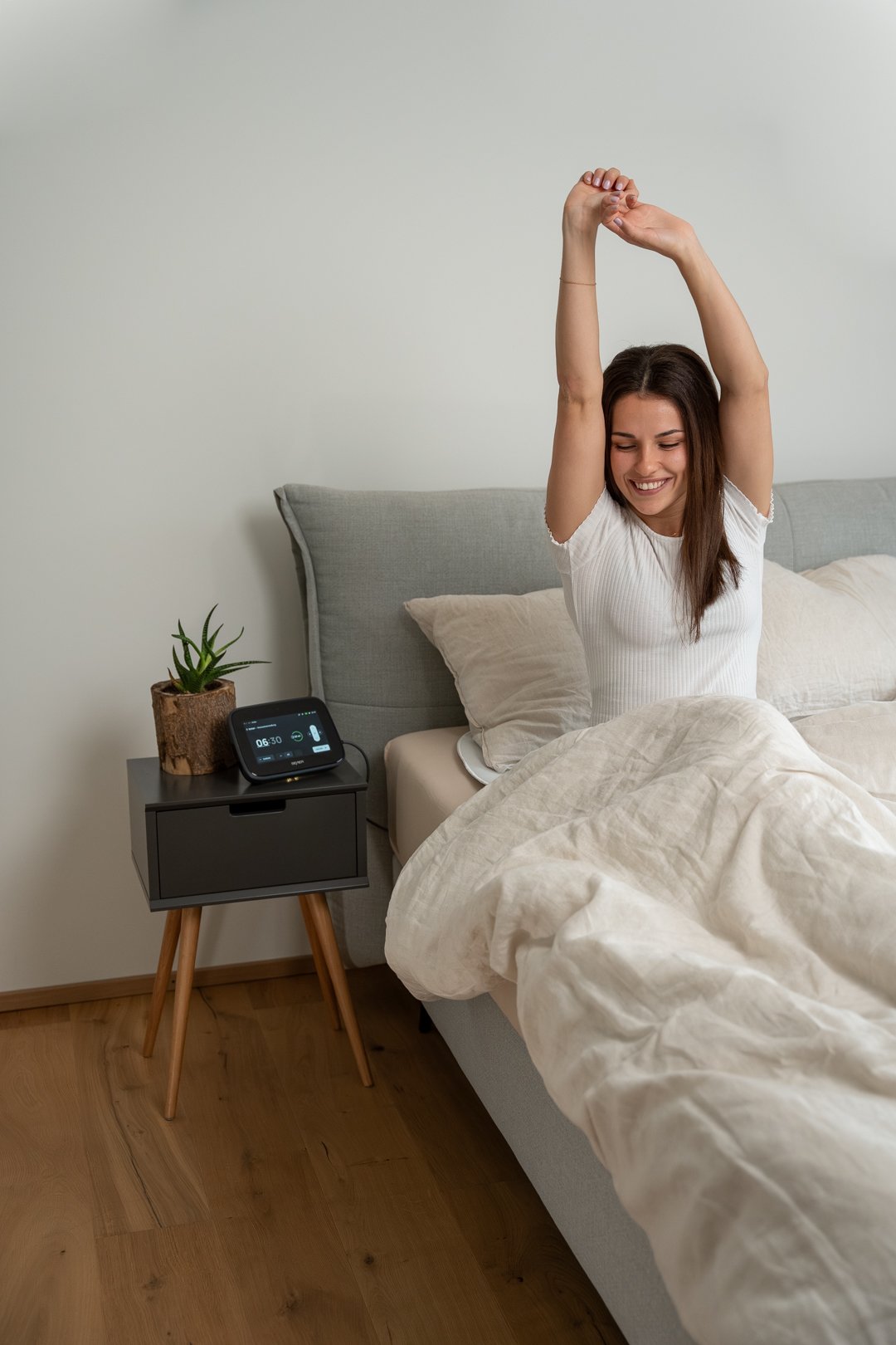 Nainen heräämässä sängyltä Bemer- hoidon jälkeen.