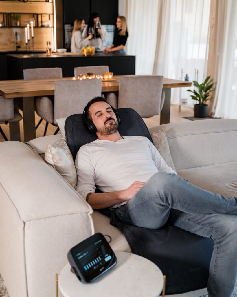 Mies Bemer- verisuoniterapia patjalla nauttimassa bemer-hoidosta