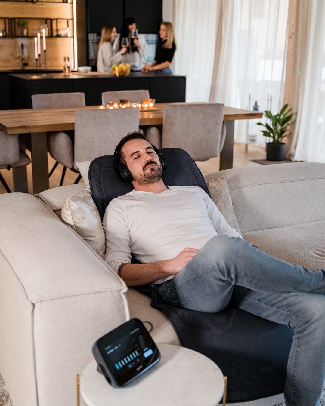 Mies Bemer- verisuoniterapia patjalla nauttimassa bemer-hoidosta